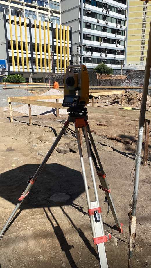 Veículo e equipamento de topografia em campo