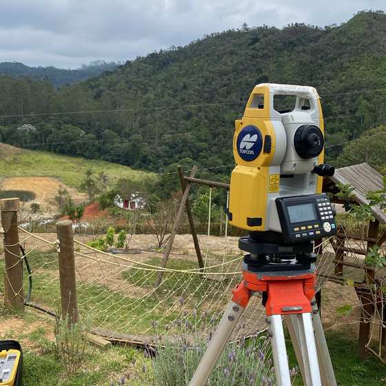 Estação total em área de levantamento
